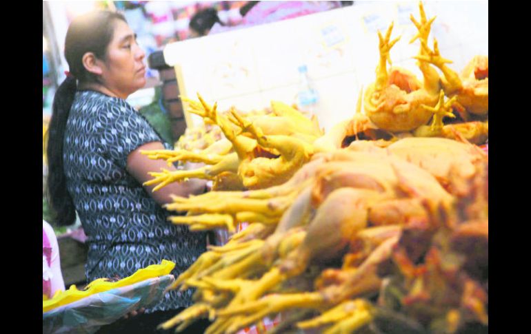 El aumento en el precio del pollo fue causado por la influenza aviar en granjas del centro del país. NTX /