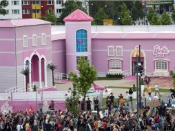 La casa de Barbie ocupa un espacio dos mil 500 metros cuadrados y ofrece recorridos guiados. AFP /