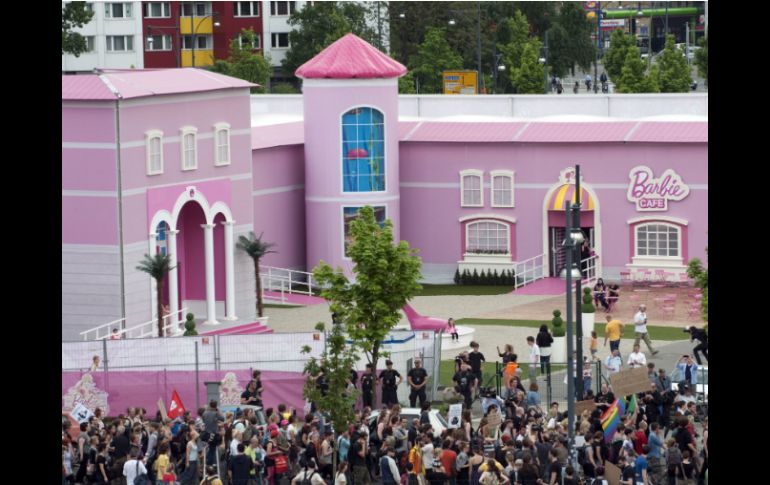 La casa de Barbie ocupa un espacio dos mil 500 metros cuadrados y ofrece recorridos guiados. AFP /