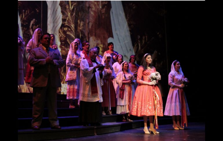 Esayo de vestimenta de la ópera ''Dulce Rosa'', en Santa Mónica, California. ARCHIVO /