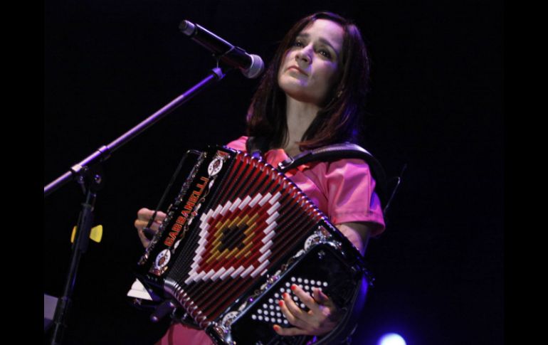 Julieta Venegas ponen en evidencia su preocupación por la violencia en canciones como ''Tuve que dar''. ARCHIVO /