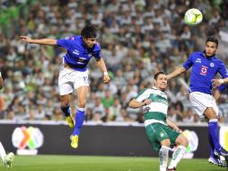 Gerardo Flores (izq) conecta de cabeza el balón para meter el primer gol de Cruz Azul en el partido. EFE /