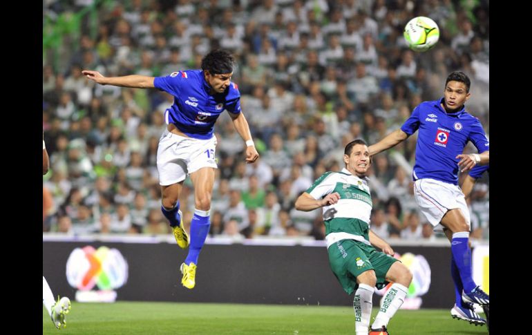 Gerardo Flores (izq) conecta de cabeza el balón para meter el primer gol de Cruz Azul en el partido. EFE /