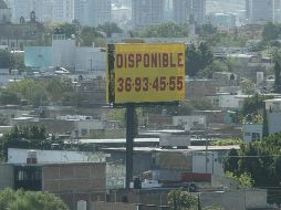 Sólo 450 anuncios instalados en Guadalajara se encuentran avalados por el Ayuntamiento tapatío. ARCHIVO /