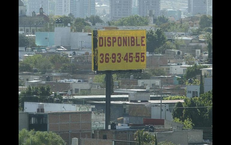 Sólo 450 anuncios instalados en Guadalajara se encuentran avalados por el Ayuntamiento tapatío. ARCHIVO /