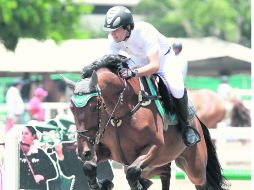 Triunfador. Leopoldo Salles (GCC) con 'Great Optimus N Equisearch' fue el vencedor en la prueba de 1.30 metros de altura. EL INFORMADOR /