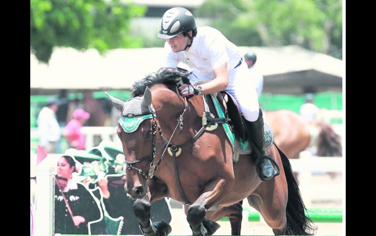 Triunfador. Leopoldo Salles (GCC) con 'Great Optimus N Equisearch' fue el vencedor en la prueba de 1.30 metros de altura. EL INFORMADOR /