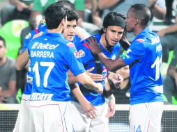 Tempranero. Gerardo Flores (banda en la cabeza), quien es felicitado por sus compañeros, abrió el marcador para el Cruz Azul. AFP /