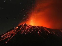 El volcán Popocatépetl registra una explosión que cubre de fragmentos incandescentes las laderas del volcán. EFE /