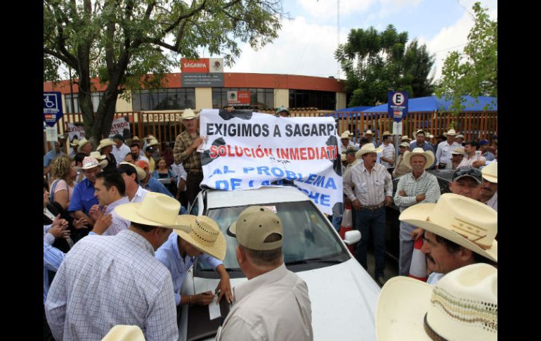 Un grupo de lecheros protestarán frente a las oficinas de la delegación de la Sagarpa, en la glorieta del Álamo. ARCHIVO /