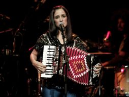 La cantante originaria de Tijuana, Julieta Venegas, continúa con éxito su gira internacional. ARCHIVO /