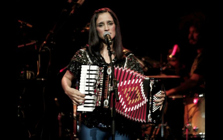 La cantante originaria de Tijuana, Julieta Venegas, continúa con éxito su gira internacional. ARCHIVO /