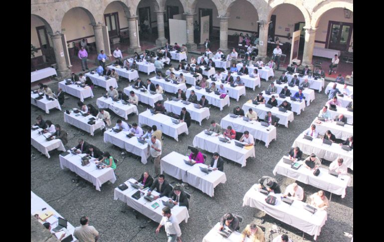 Mesas y computadoras fueron instaladas en el patio central del Congreso para la evaluación de los aspirantes a consejeros electorales. EL INFORMADOR /