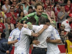 Jugadores del Schalke celebran su pase a la máxima competición del futbol europeo. AFP /