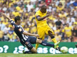 Momento en el que Benítez dispara para el segundo gol del América en el partido. AP /