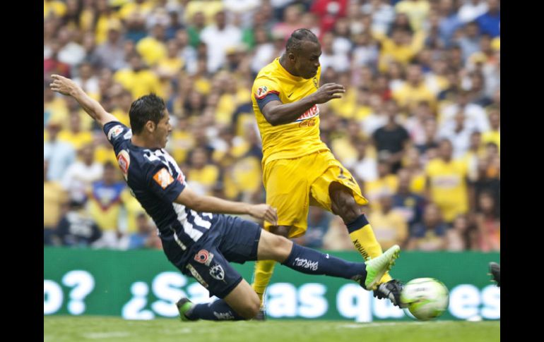 Momento en el que Benítez dispara para el segundo gol del América en el partido. AP /