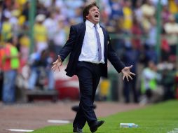 Miguel Herrera festejo eufórico los goles de las Águilas en el partido. AFP /