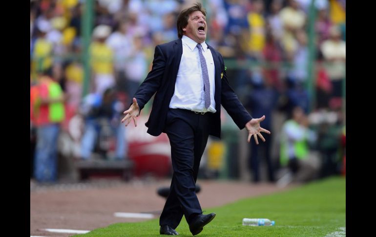 Miguel Herrera festejo eufórico los goles de las Águilas en el partido. AFP /