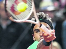 Roger Federer se estira para contestar una pelota durante la semifinal del torneo. AP /