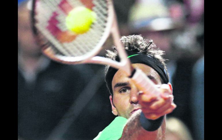 Roger Federer se estira para contestar una pelota durante la semifinal del torneo. AP /