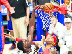 El centro de Indiana, Roy Hibbert, clava la bola enfrente del alero de los Knicks, Kenyon Martin. EFE /