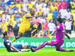 ''Chucho'' Benítez  vence al arquero de Monterrey y anota el segundo gol americanista, la losa que aplastó las ilusiones del Monterrey. MEXSPORT /