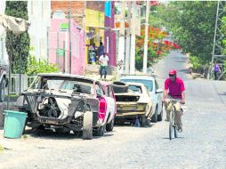 Postal ciudadana. En algunas zonas no sólo hay uno, sino varios autos abandonados en una misma calle. EL INFORMADOR /