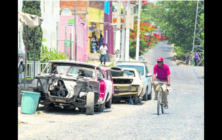 Postal ciudadana. En algunas zonas no sólo hay uno, sino varios autos abandonados en una misma calle. EL INFORMADOR /