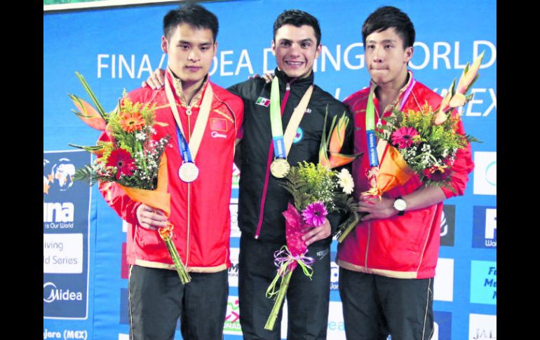 Yahel Castillo (centro) es escoltado por los clavadistas chinos Shixin Li (izquierda) y Chao He en la ceremonía de premiación. EL INFORMADOR /