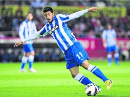 Al finalizar el partido, Carlos Vela recibió un premio como el mejor de la Real Sociedad en la temporada 2012-13. AFP /