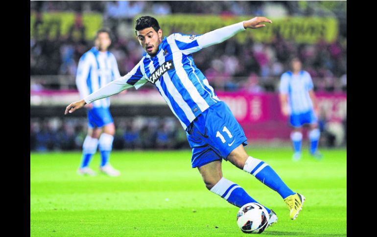 Al finalizar el partido, Carlos Vela recibió un premio como el mejor de la Real Sociedad en la temporada 2012-13. AFP /