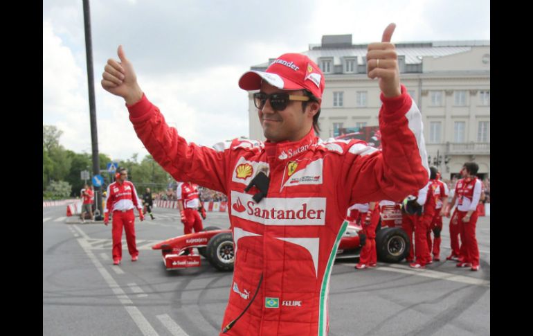 Felipe Massa subió al podio en la última carrera en España. EFE /