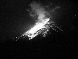 En algunos momentos han sido emitidos fragmentos incandescentes del volcán. ARCHIVO /