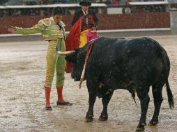 Diego Silveti corta una oreja en Las Ventas luego de 13 años de que ningún mexicano lo habia logrado. EFE /