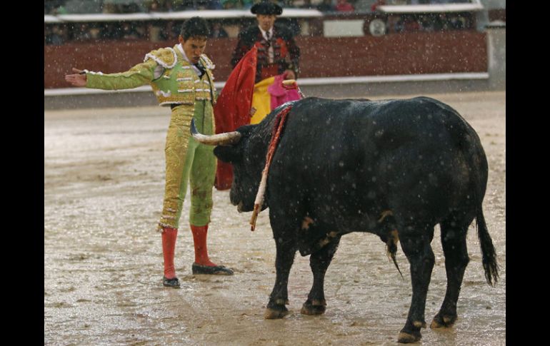 Diego Silveti corta una oreja en Las Ventas luego de 13 años de que ningún mexicano lo habia logrado. EFE /