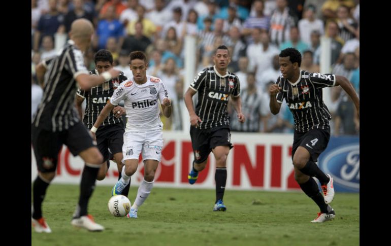 Neymar no logra hacer nada para defender a su equipo durante el partido. EFE /