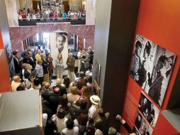 Una serie de distintas fotografías del mexicano se exponen en el recinto para recordar al autor. SUN /