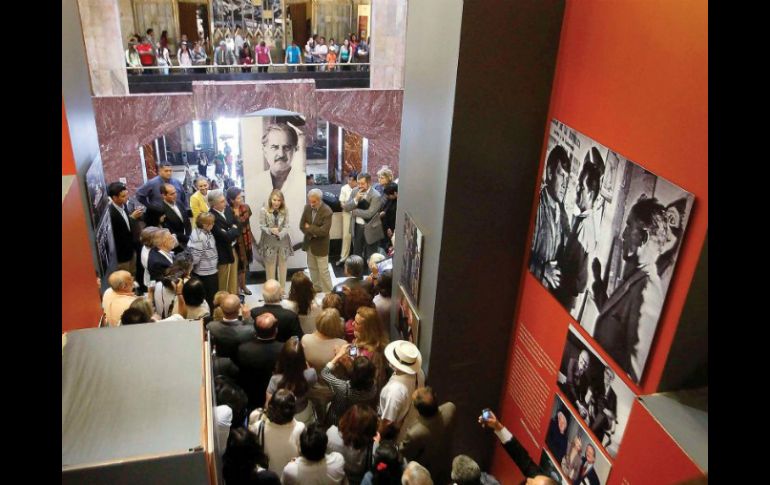 Una serie de distintas fotografías del mexicano se exponen en el recinto para recordar al autor. SUN /