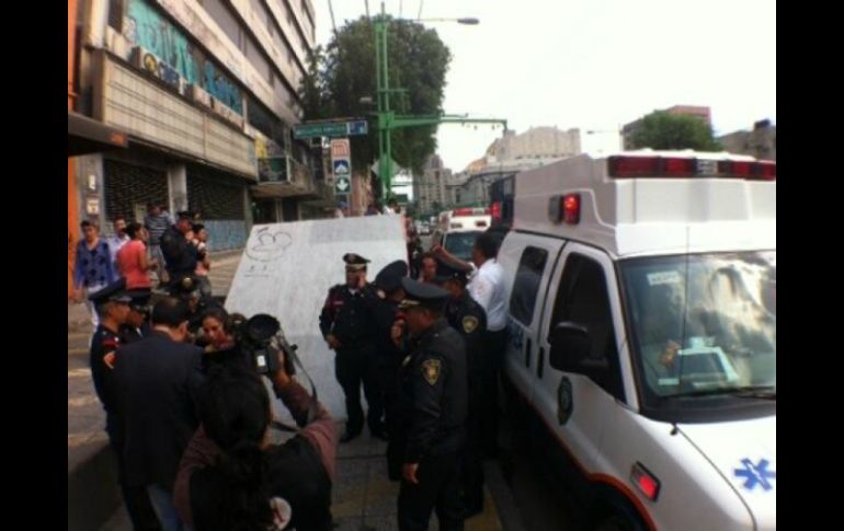 Personal de la SSPDF evacua la zona de la estación Bellas Artes como medida de prevención. TOMADA DE @MCOVIAN  /