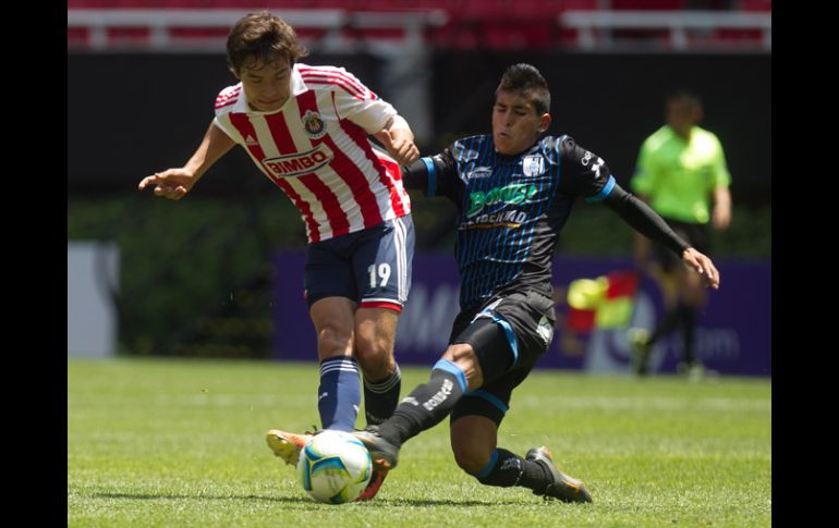 Erick Torres (izq) se hizo presente en el marcador para darle a Chivas el pase a la final. MEXSPORT /