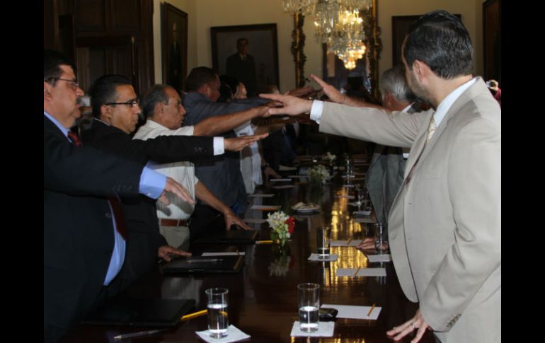 Miembros de las Juntas Especiales para la integración de la Junta Local del Estado toman protesta hoy en el Palacio de Gobierno.  /