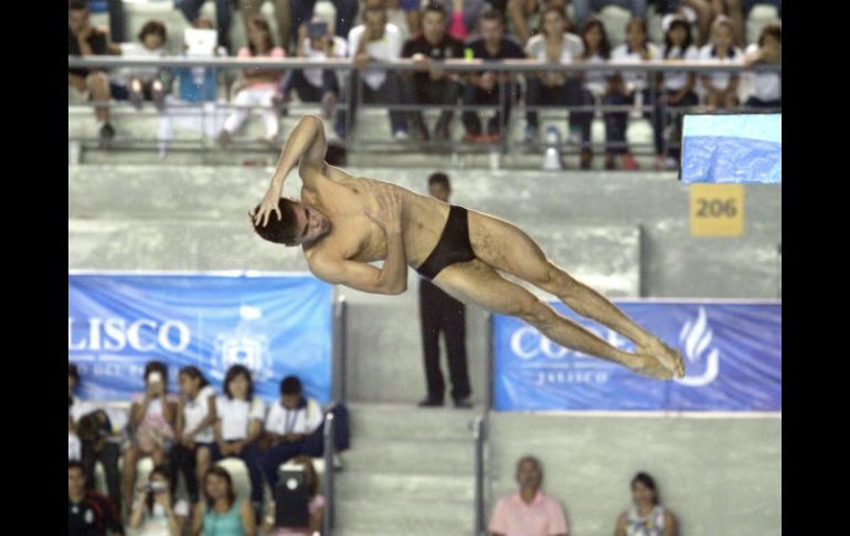 Iván García es superado por el chino Bo Qui, quien le arrebata la medalla de oro con ejecuciones casi perfectas.  /