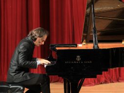 Interpreta temas del  romántico Franz Liszt, de quien ha demostrado ser un conocedor.  /