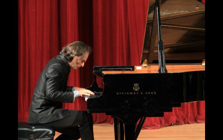 Interpreta temas del  romántico Franz Liszt, de quien ha demostrado ser un conocedor.  /