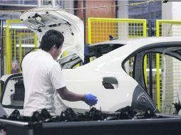 Aunque aumentan las relaciones comerciales en otros sectores, en el futuro el sector automotriz seguirá siendo fundamental. ESPECIAL /