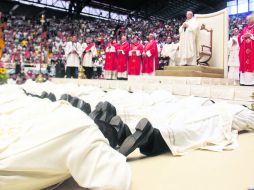 Postrados. El gesto de los sacerdotes muestra su humildad pero también la sumisión a la Iglesia local. EL INFORMADOR /