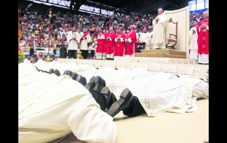 Postrados. El gesto de los sacerdotes muestra su humildad pero también la sumisión a la Iglesia local. EL INFORMADOR /