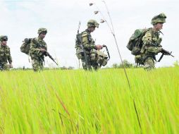 Soldados caminan por Guerima, al este de Colombia. AFP /