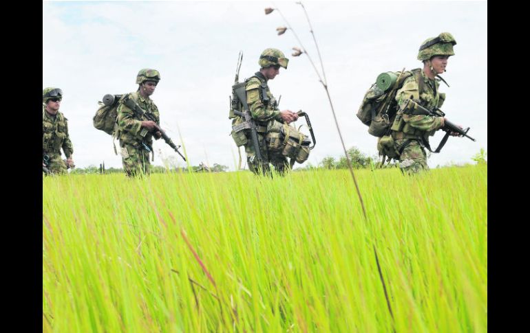 Soldados caminan por Guerima, al este de Colombia. AFP /