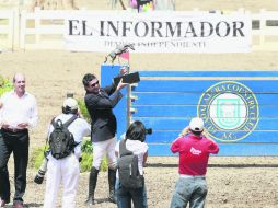 Jaime Azcárraga (centro) recibe el premio Guadalajara Country Club, escultura del artista tapatío Diego Martínez Negrete. EL INFORMADOR /